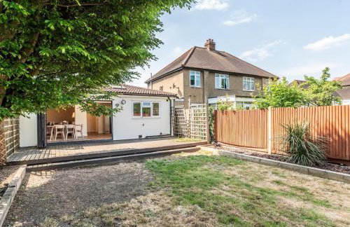 Pass the Keys Stunning Spacious Chessington Gem with Parking - Photo 50