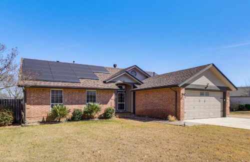 Hot Tub, Pool, and Fire Pit! Solar-Powered Hutto Gem - Foto 29