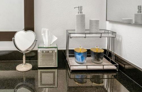 Luxury Pool View Spa Suite-Massage Chair-Steam Sauna-Welcome Champagne ! - Foto 48