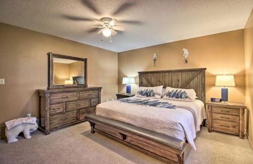 Cabin with Fire Pit and Movie Room, 1 Mi to Lake - Foto 21