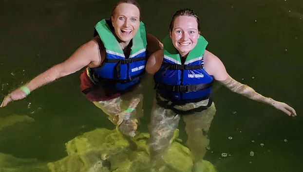 Nadando nas águas de um dos cenotes de Homún