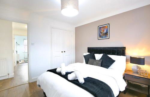 Cosy Wimbledon 4 Bed Home With Garden & Driveway Parking - Foto 9