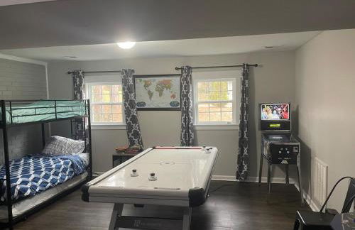 Stylish 4BR Getaway with Game Room, Grills & Cozy Outdoor Fire-Pit - Foto 13