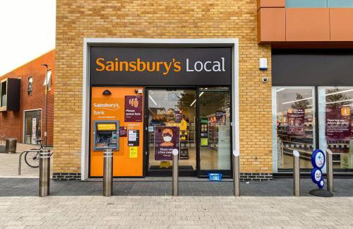 Stylish 3 Bedroom House - Excellent Location - Free Parking, Garden, Fast Wifi, Work Space and Self-Check-In by Yoko Property - Foto 19