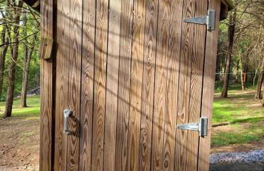 Private Pet-Friendly Cabins with Fire Pit for Nature Escapes in Clear Spring, Maryland, for Memorable Family Glamping Trips - Photo 7