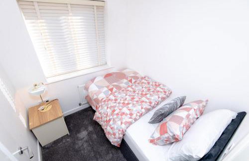 Manchester Cityside Deluxe Stay - 3 Bedroom House Great for Family with Free Parking & Garden - Foto 8