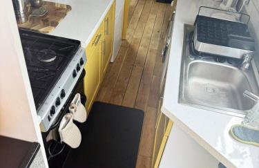 BrightOwl Waterside Narrowboat Cottage Experience - Foto 7