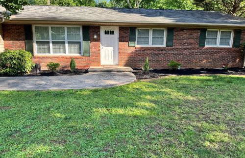 Lake Lanier 3BR Cozy Retreat with Screened Porch, Deck and Dock - Foto 23