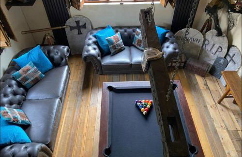 Coed Y Ddraig - themed 3 bedroom cottage, with bar & pool table - Photo 12