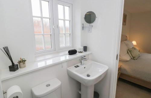 Silverstone Paddock Retreat - Photo 16