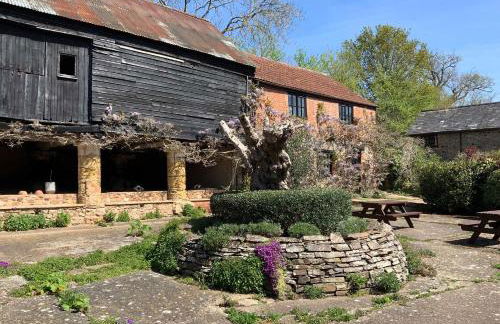 Cider Cottage - 3 Bedroom - Onsite Parking - Photo 2