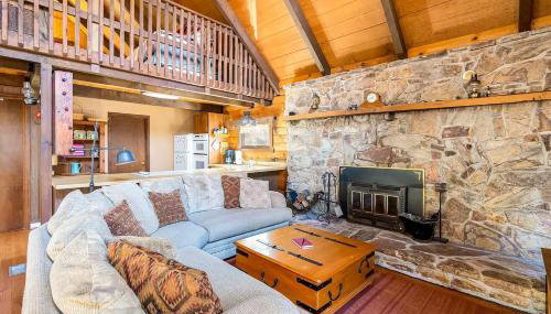 Log Cabin w Loft, Hot Tub, Deck, Fire Pit, & WiFi - Foto 3