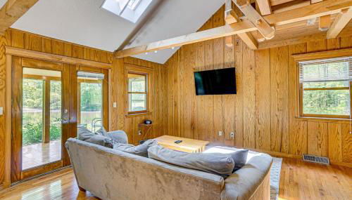 Historic Clark Cabin with Deck and Fishing Pond Access - Foto 4