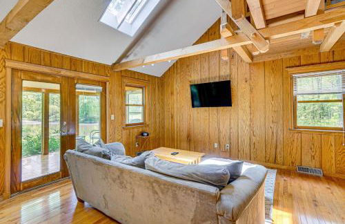 Historic Clark Cabin with Deck and Fishing Pond Access - Foto 4