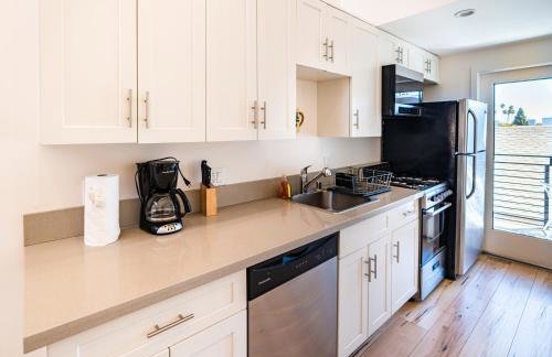 Koreatown Hollywood Urban Oasis 1 Bedroom Loft with Private Parking and Balcony - Photo 11