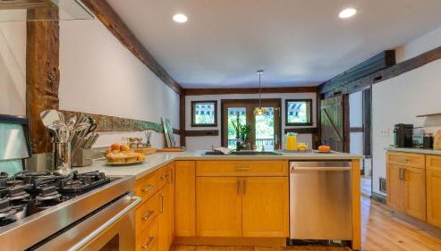 Historic Barn Retreat w Pool Pond Views Longview Pond Lodge by AvantStay - Foto 5, Other