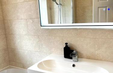 City Centre House - Pet Friendly - Free Parking - 2 Bedroom - Large Garden - Foto 11