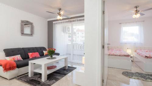 La Perla Apartments 2 - Photo 4
