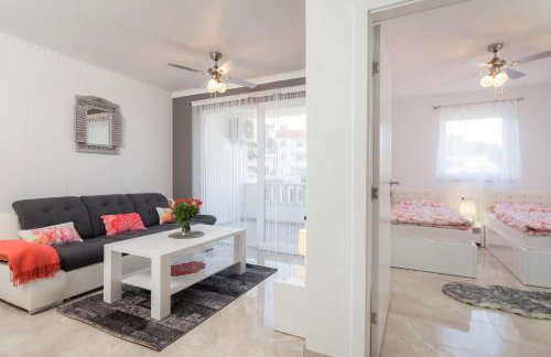 La Perla Apartments - Photo 14