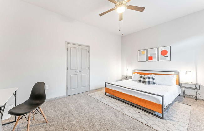 Cozy 2BR Suite Close to Downtown w Fast Wifi - Foto 3