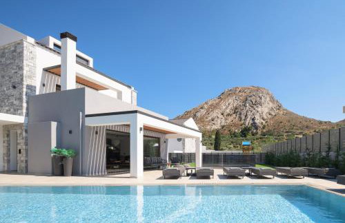 Monti Luxury Villa, with Heated Pool & Hot Tub - Foto 3