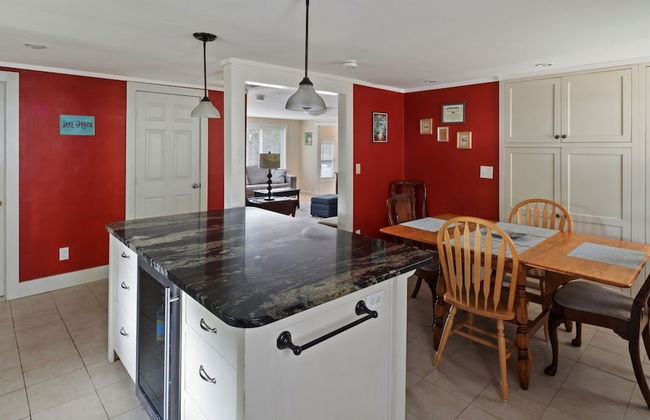 Cozy Colchester Cabin near Lake by RedAwning - Foto 17