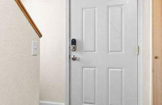 Alaskan WolfDen Close to airport centrally located - Photo 10