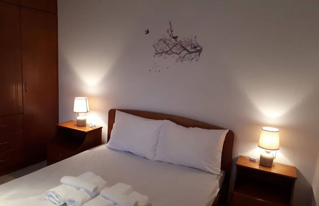 Antonia House - Photo 2