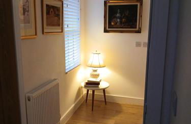 Luxury 1 bed apartment close to Airport and Exhibition centre ideal for short long term stays very cosy nicely furnished for comfort with all mod cons FreeParking on site Free WIFI - Foto 14