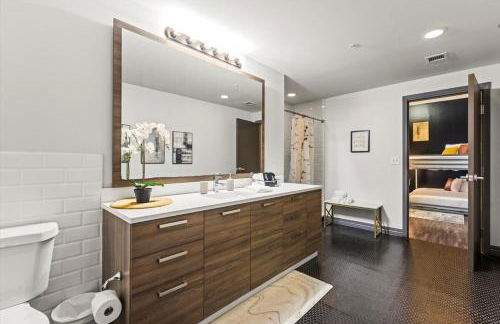 Heart of Downtown Dallas 2BR 2BA Getaway - Photo 12