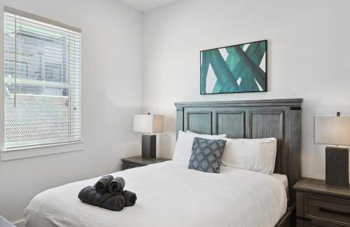 3-BD Luxury Living w Rooftop Garden Views - Photo 19