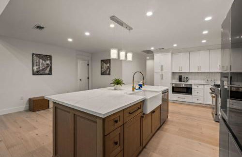 Spacious Modern Home with Rooftop & Private Backyard - Foto 24