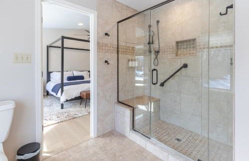 Large Luxury Home with Media Room and Game Room - 10 mins to Campus & Stadium - Foto 40