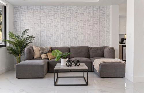 April Sale! 4BR - Private Yard, Grill, Soaking Tub, Near Coral Gables & MIA Airport - Foto 26