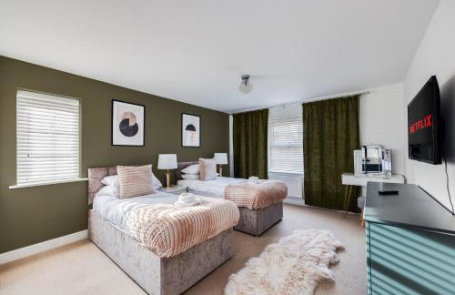 Stunning Detached House with Driveway Parking, Office Room, Self-Check-In, Fast WiFi and Smart TV with Sky and Netflix by Yoko Property - Photo 2