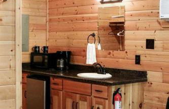 Comfortable Cabin Rental with Pool Access near San Antonio, Texas - Photo 11