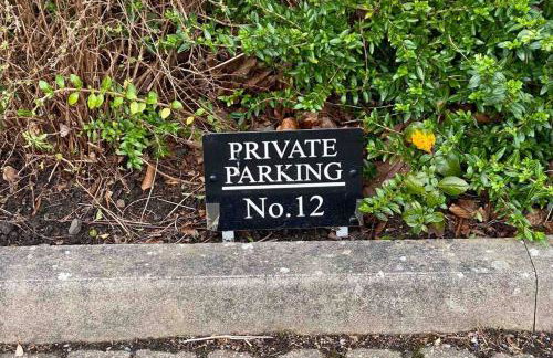 Compact Modern Apartment Single Person or Couple Only - Photo 13