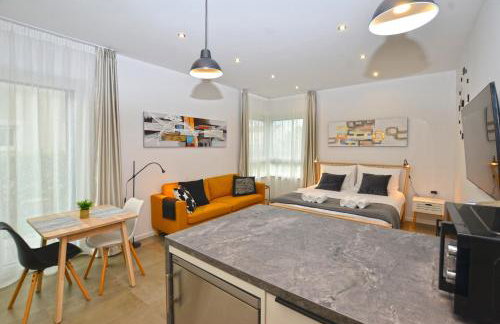 Black & White Studios - Photo 10