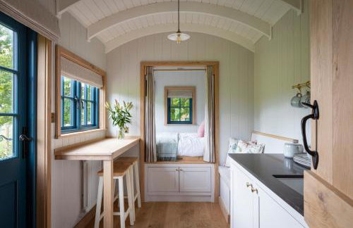 Oak Tree Shepherds Hut Chatsworth Estate - Photo 3