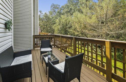 4BR Townhome, Close to Shops & Restaurants, 40 Mins to DC - Foto 30