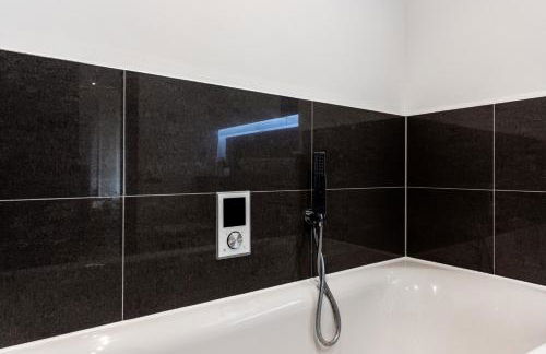 Step Free 2 Bed 2 bath Oasis FlatIClose to David Lloyd Gym with Fully Equipped Kitchen& Parking in DartfordIMins from station and 45 mins into Central London - Photo 17