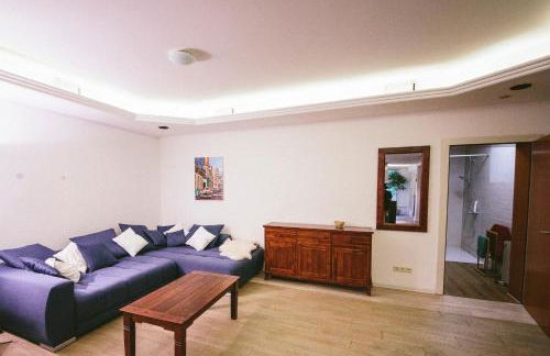 Große & voll ausgestattete Apartments, Studios, Doppelzimmer, Workspace, Parkplatz, Netflix, Prime & schnelles Wifi in ruhiger Lage mit Garten - Foto 18