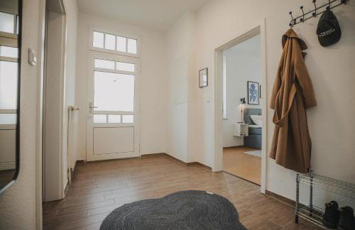 JOBOSTAYS - LINDEN Family Apartment Oldenburg - sehr geräumig 110m2 - Terrasse mit Gartenblick - voll ausgestattete Küche - 2 Bäder - Babybett - 10 Min zu Fuß zum Bahnhof - kostenloses WLAN - Parkplatz - kontaktfreier Check-In - Photo 63