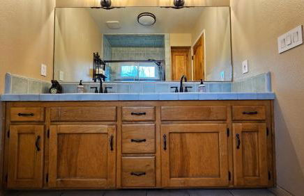 Knotty Pine Cabin with Artisan Stone Patio - Walk to Bass Lake - Foto 15