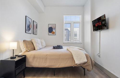 Bright Uptown Bliss - Free Parking, Walkable, Views - Foto 26