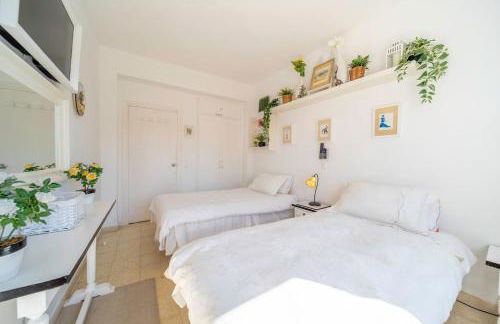 Sun-Drenched, Sea-View Apartment with Giant Patio! - Photo 18