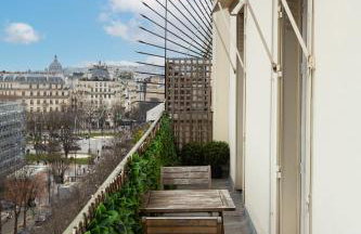 Montaigne - Sunlit Corner Penthouse with Balcony - Photo 39