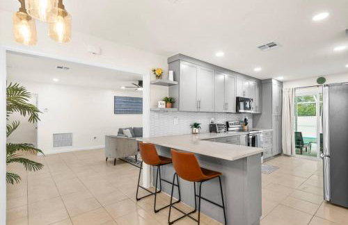 Modern renovated beach oasis home with private pool - Foto 7