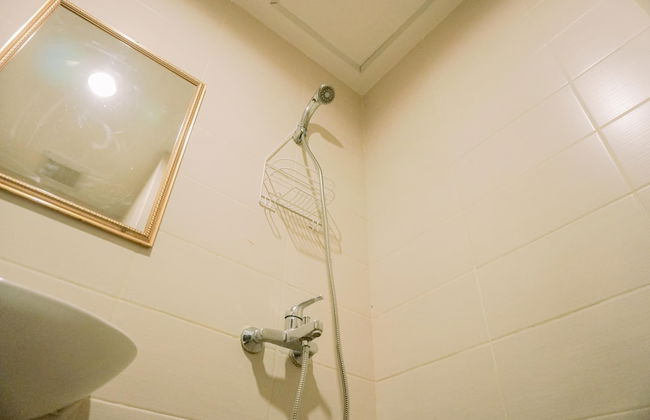 Homey And Cozy Stay Studio Belmont Residence Puri Apartement - Foto 13