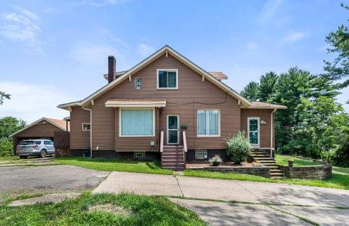 Cheerful 4BR Chalet with Seasonal Pool, Hot Tub - Foto 2